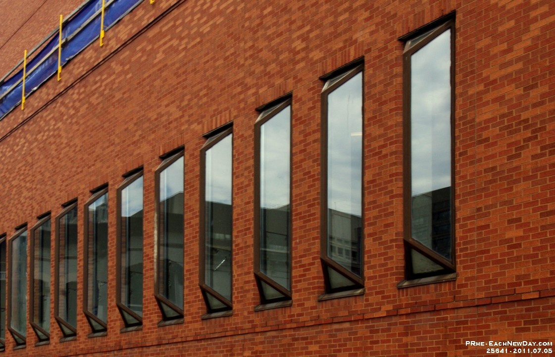 25641PeCrLe - Vacationing, just Beth and I, on the Toronto waterfront - Hop-on - Hop-off bus tour